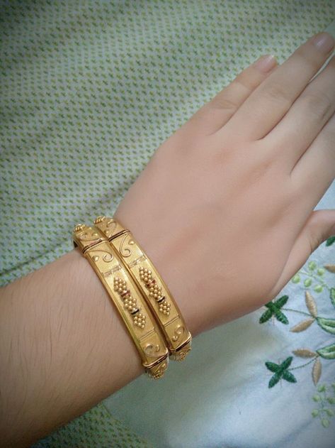 Bangles Design Gold, Plain Gold Bangles, Gold Bangles Indian, Gold Bangles For Women, Gold Bangle Set, Ali Baba, Gold Mangalsutra Designs, Handmade Gold Jewellery, Gold Chain Design