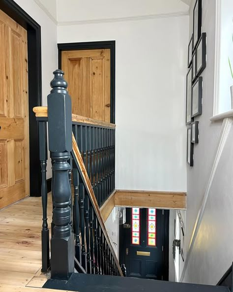 Black Door Frames, Black Woodwork, Edwardian Staircase, Staircase Banister Ideas, Art Deco Staircase, Landing Decor, Staircase Banister, Stair Walls, Black Stairs