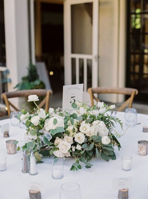 Round Garland Centerpiece Wedding, Low Table Floral Arrangements, Vaseless Floral Centerpiece, White Floral Centerpieces Wedding Low, Low White Floral Centerpieces, Low White Flower Centerpieces, Floral Foam Centerpiece, Wedding Bouquet Centerpieces, Low Table Centerpiece