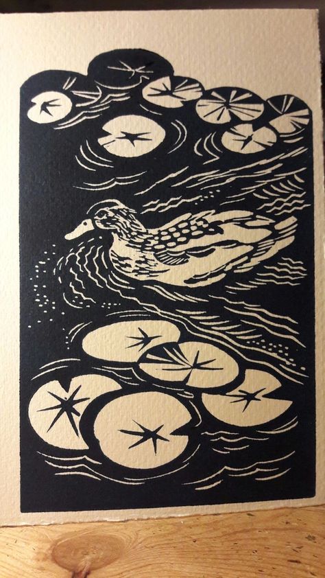 Detailed Lino Print, Lino Print Inspiration, Wood Cut Printmaking, Lino Block Print, Lino Block Printing, Lino Stamp Ideas, Lino Print Shirt, Linoblock Printing, Lino Cut Ideas