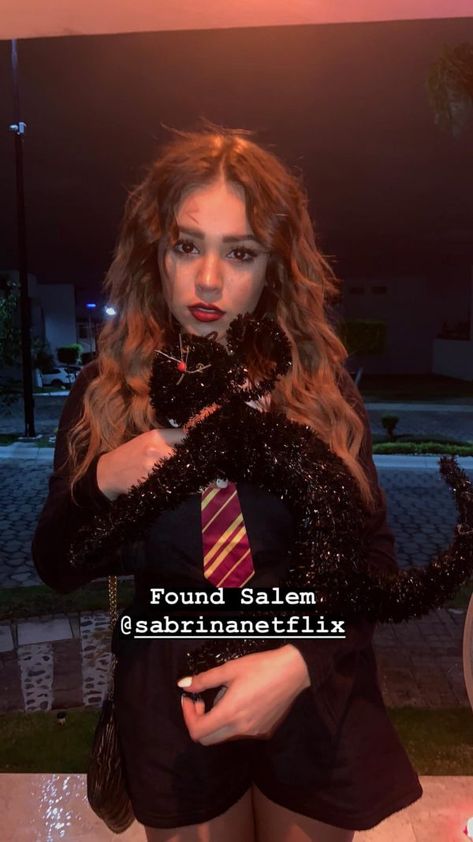 Danna Paola logró la mezcla perfecta entre Harry Potter y Hermione en su disfraz Hermione Study, Disfraz Harry Potter, Hermione Drawing, Hermione Outfits, Hermione Wallpaper, Hermione Quotes, Hermione Fanart, Hermione Aesthetic, Hermione Costume