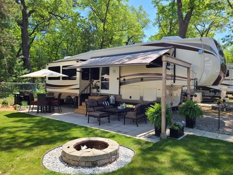 Fifth Wheel Patio Ideas, Camper Landscaping Ideas Yards, Trailer Patio Ideas Outdoor Spaces, Landscaping Ideas Around Camper, Rv On Land Ideas, Rv Outdoor Space Ideas, Camper Spot Ideas, Camper Lot Landscaping, Rv Living On Land