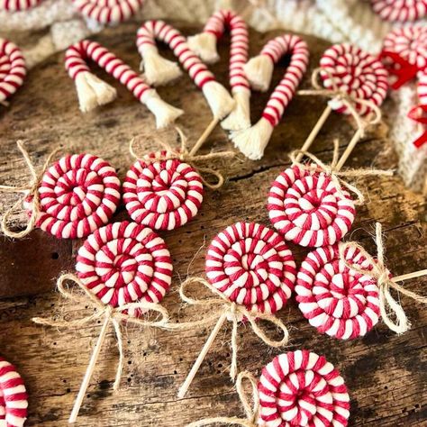 Macrame Lollipop, Front Porch Christmas Decor Ideas, Porch Christmas Decor Ideas, Porch Christmas Decor, Christmas Decor Ideas Diy, Front Porch Christmas, Noel Diy, Decor Ideas Diy, Front Porch Christmas Decor