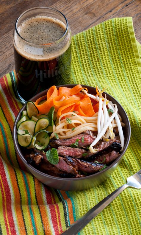 hoisin grilled flank steak noodle bowl (or I could use my own grilled flank steak recipe) Grill Packets, Low Country Boil, Country Boil, Grilled Flank Steak, Summer Grilling Recipes, Dinner Bowls, Noodle Bowl, Flank Steak, Tasty Bites