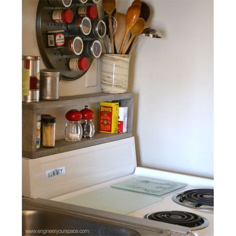 DIY shelf above the stove = extra storage in a small kitchen Small Kitchen Diy, Small Kitchen Decoration, Organiser Cucina, Diy Shelf, Space Saving Hacks, Diy Regal, Small Kitchen Decor, Diy Kitchen Storage, Up House