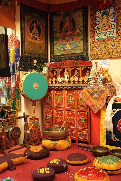 Vastu Yantra, Shrine Room, Boho Hippie Fashion, Tibet Art, Tibetan Buddha, Wellness Shop, Buddhist Shrine, Wellness Centre, Buddhist Altar