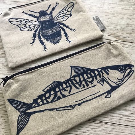 Claire McKay no Instagram: “I’ve been updating my Etsy shop restocking items including these zip pouches made using some of the fabric I hand printed last week 🐝🐟 💙” Diy Clothes Projects, Jewellery Maker, Lino Art, Stamp Carving, Lino Print, Cute Crafts, Printed Bags, Printed Tote Bags, Diy Inspiration