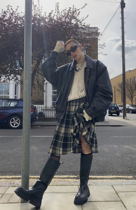 Long Kilt Outfit Women, Berlin Street Style Underground, Classic Romantic Style Outfit, Spring 2023 Aesthetic, Tartan Skirt Outfit, North California, Paying Rent, Preppy Punk, Punk Street Style