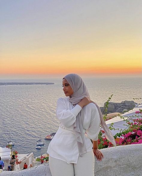 Hijabi Travel, Ramadan Pic, Aesthetic Wishlist, Holiday Photos Outfits, Spain Holiday, Holiday Outfits Summer, Hijab Fashion Summer, Hijabi Fits, Graduation Photography Poses