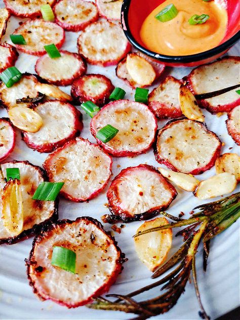 Air Fryer Radishes is melt-in-your-mouth, with an appetizing wrinkly crust and caramelized edges.😋 Tastes like a potato IMO and low in carbs. Delicious! Cooks easy 6-8 minutes flipping half way at 400F/200C Air Fryer Radishes, Roasted Radishes Recipe, Daily Yum, Homemade Chipotle, Roasted Radishes, Radish Recipes, Garden Food, Air Fryer Dinner Recipes, Health Dinner