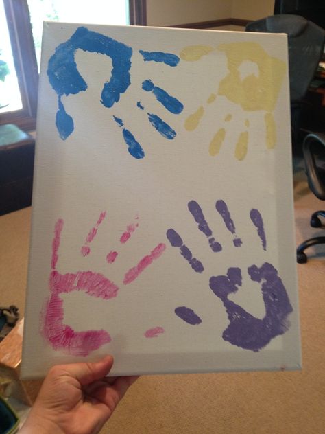 Made this with my four best friends from home that I never see when I am at school. Cute idea to show our friendship with one hand print from each of us. Panting Photo Ideas, Friendship Canvas Painting, Friends Canvas Painting Ideas, Friend Painting Ideas, Friendship Paintings, Four Best Friends, Best Friend Canvas, Friendship Canvas, Friend Canvas