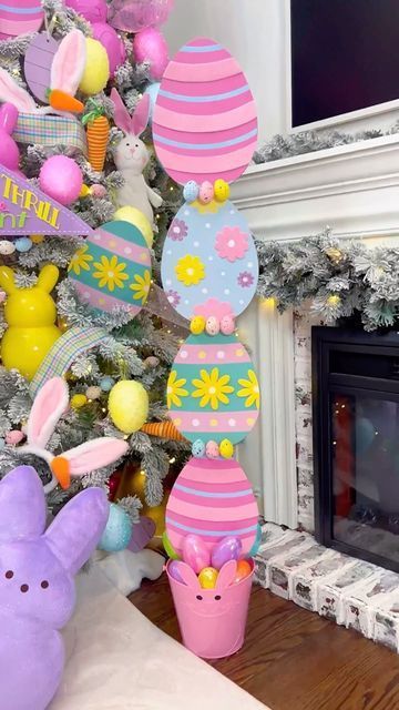 Micah ︳DIY • Decor • Dollar Tree • Amazon Finds on Instagram: "Dollar Tree DIY Easter Topiary. 🐰 Everything is from the DT. To make this, you will need: • 4 eggs signs • 2 bags of rocks • 1 bucket • floral foam • 2 packs of Easter eggs • 1-2 mini egg garlands • hot glue Questions encouraged 🥰 #asmr #dollartreediy #dollartree #easter #easterdecor #easteregg #DIY #diyeaster #topiary #homedecor #diyhomedecor #easterhomedecor" Dollar Store Easter Basket Ideas, Dollar Tree Easter Decor, Easter Topiary, Dollar Tree Easter Crafts, Easter Outdoor, Diy Easter Gifts, Easter Sweets, Easter Wreath Diy, Easter Craft Decorations