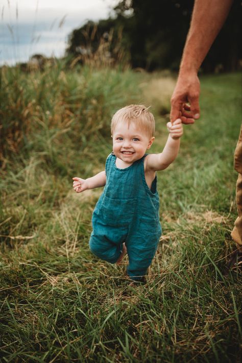 One Year Old Milestone Photo, One Year Old Field Pictures, Family 1 Year Photoshoot, Simple First Birthday Photoshoot Outside, Outdoor Milestone Pictures, 1st Birthday Portraits, Diy First Birthday Photoshoot Outside, Outdoor Toddler Photoshoot, 1 Month Old Baby Pictures Boy Photo Ideas 1 Year