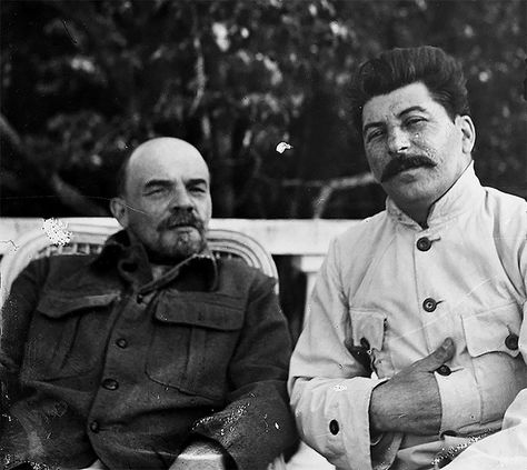 lenin and stalin at gorky 1922 Cer Nocturn, Perang Dunia Ii, Bolshevik Revolution, Historical Nonfiction, Vladimir Lenin, Soviet Propaganda, Joseph Stalin, The Dictator, Rare Historical Photos