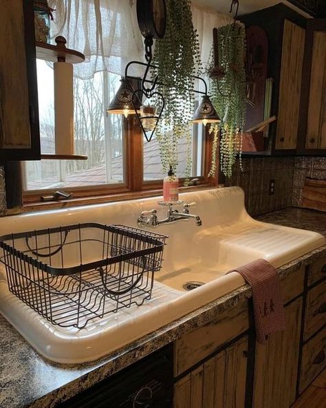 Beth's Country Primitive Home Decor Primitive Colonial Kitchen, Primitive House Decor, Primitive Kitchen Cabinets, Primitive Country Kitchen, Vintage Sink, Primitive House, Colonial Kitchen, Old Sink, Primitive Home Decor