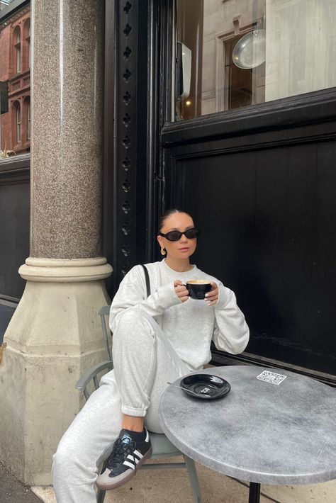 Shannon Kenyon sat outside a coffee shop, drinking coffee and wearing the 4TH ARQ MARLEY sweatshirt and JAMIE joggers in Ecru with socks & sneakers. Matching Sweat Set Aesthetic, Sweat Set Aesthetic, Sweat Set Outfits, Elegant Classy Outfits, Brunch Outfits, Summer Office Outfits, Dress Better, Chic Business Casual, High Waisted Dress Pants