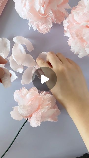 How To Make Petals With Paper, Peony Tissue Paper Flower, How To Make Peony Flowers, Crepes Paper Flowers, Crepe Paper Flowers Decoration, Fabric Flowers Diy Easy, Silk Flowers Tutorial, Bride Basket, Ideas Casamiento