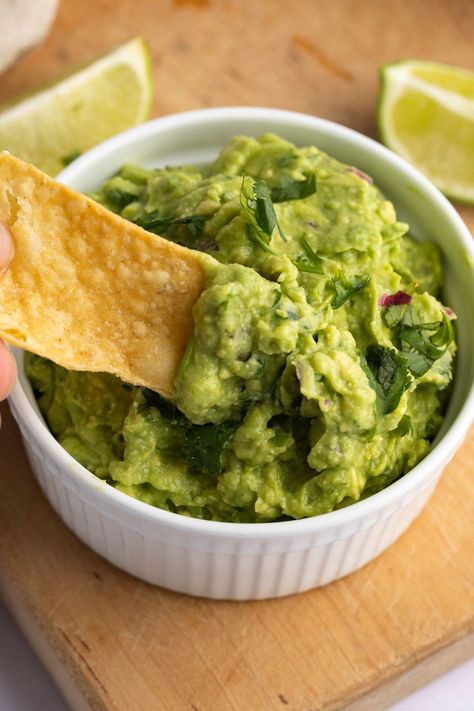 Chipotle guacamole is made with six simple ingredients. Ripe Hass avocados, lime juice, cilantro, red onion, jalapeño, and salt. Make Chipotle guacamole at home in less than 15 minutes! Chipotle Guac, Chipotle Recipe, Chipotle Guacamole Recipe, Chipotle Guacamole, Guacamole Recipes, Guac Recipe, Mexican Entrees, Chipotle Recipes, Chunky Guacamole