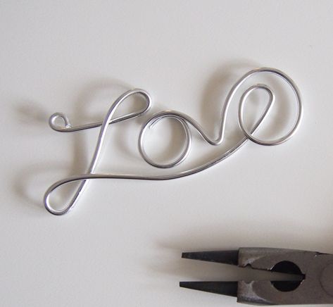 DIY : collier love en fil d'aluminium Sculptures Sur Fil, Copper Wire Crafts, Wire Jig, Copper Wire Art, Wire Jewelry Patterns, Wire Wall Art, Wire Knitting, Wire Art Sculpture, The Word Love