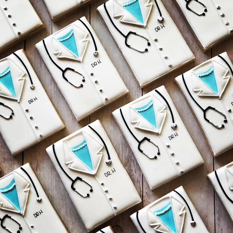 Medical Cookies, Nurse Cookies, Graduation Treats, Modern Birthday Cakes, Thank You Cookies, Doctor Coat, White Coat Ceremony, Iced Sugar Cookies, Graduation Cookies