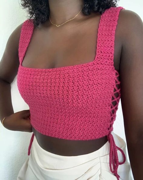 Simple Crochet Top Tutorial, Crochet Top Outfit, Advanced Crochet, Crop Top Pattern, Crochet Crop Top Pattern, Mode Crochet, Crochet Business, Crochet Design Pattern, Crochet Clothing And Accessories