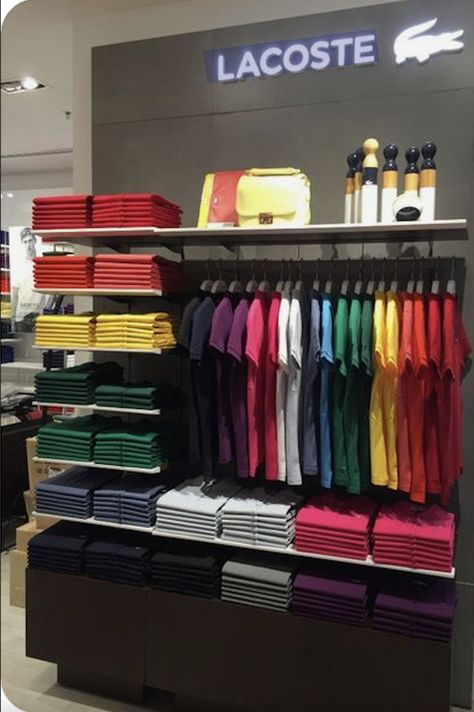 Display Tshirts Ideas Visual Merchandising, Store Vm Display Ideas, T Shirt Hanging Display, Tshirt Hanging Ideas, Display Ideas For Clothes, Visual Display Ideas, Tshirt Store Interior Design, Tshirt Store Display Ideas, Merchandise Store Design