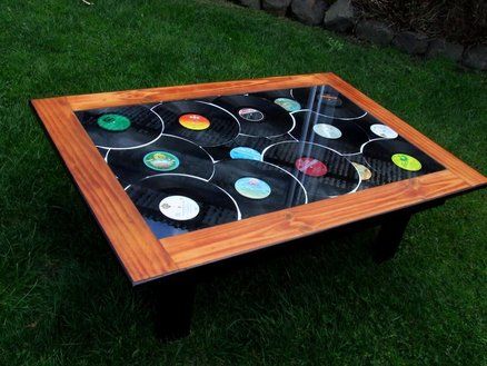 Old Records ! = New Coffee Table ! Vinyl Record Crafts, Pallet Tables, Record Crafts, Old Records, Music Studio Room, Vinyl Record Art, Music Decor, Studio Room, Record Players