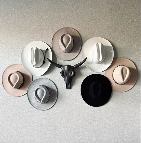 Cowboy Hats Hung On Wall, Decorating With Cowboy Hats, Wall Of Cowboy Hats, How To Store Cowboy Hats, Cowboy Hat Room Decor, Cowgirl Hat Decor, Punchy Western Decor, Modern Cowboy Decor Living Room, Cowboy Apartment Decor