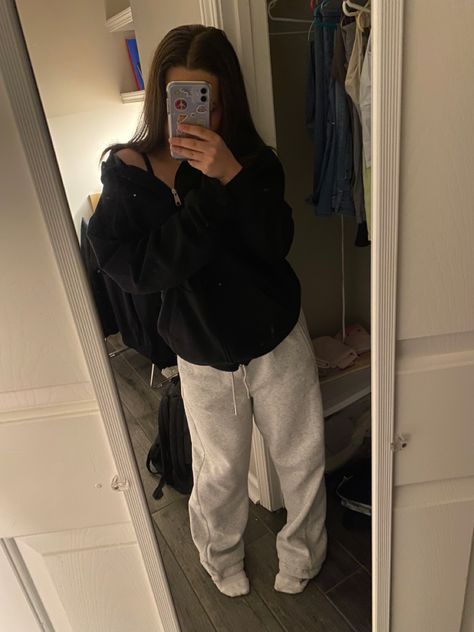 Sweatpants With Hoodie Outfit, Everyday Outfits Sweatpants, Comfy Outfits With Black Sweatpants, Sweats And Zip Up Outfit, How To Style Gray Sweatpants Winter, Cute Sweat Outfits For Women, Comfy Road Trip Outfit Winter, School Cozy Outfits, Oversized T Shirt And Sweatpants Outfit