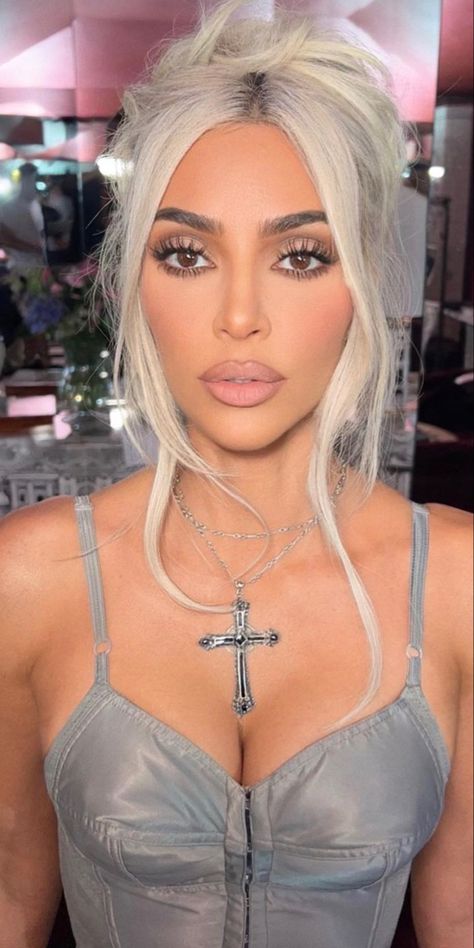 Kim K Eyeshadow Looks, Bombshell Hair And Makeup, Makeup Looks Kardashian, Kim Kardashian 90s Makeup, Kim K Short Blonde Hair, Kim Kardashian Silver Hair, Kim K Met Gala Hair, Kim K Glam Makeup, Makeupbymario Looks