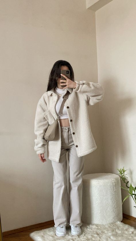 Beige Fleece Jacket Outfit, Beige Pants Outfit Winter, Ootd Beige, Teddy Jacket Outfit, Fleece Jacket Outfit, Beige Pants Outfit, Outfit Beige, Pants Outfit Winter, Beige Pants