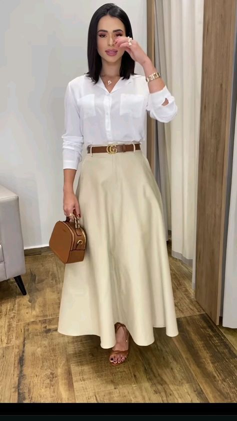 Beige Skirt Outfit, Shoes Trending, Skirts Ideas, Meeting Outfit, Chic Outfits Classy, Modest Outfit, Modesty Outfits, Trending Jewelry, Elegante Casual