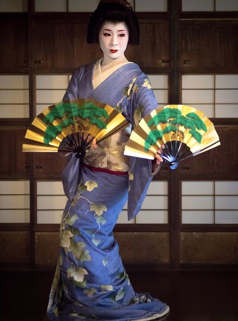 geisha-kai: “December 2016: geiko Miharu of Gion Higashi dancing the “Matsu Zukushi” dance by Kyoto Flower Tourism ” Meiko Kaji, Geisha Artwork, Obi Kimono, The Kimono Gallery, Kimono Gallery, Kyoto Japan Travel, Elegant Kimono, Asian Restaurant, Kobe Japan