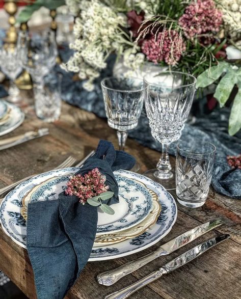 Beautiful Dinner Table Settings, Beautiful Tablescapes Party, Modern Vintage Table Setting, Country Table Setting Ideas, British Table Setting, French Dinner Table Setting, French Inspired Table Setting, Antique Table Setting Ideas, Dinner Plate Setting Ideas