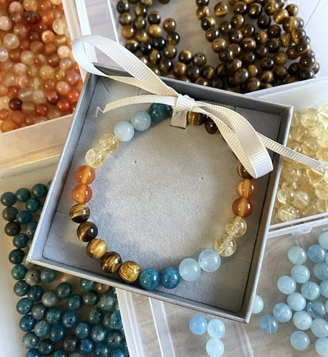 Bracelet Packaging, Bracelet Stone, Gold Chain Design, Diy Bracelet Designs, Beads Bracelet Design, Crystal Beads Bracelet, Bracelet Gemstone, Beaded Bracelets Diy, Bracelets Handmade Beaded