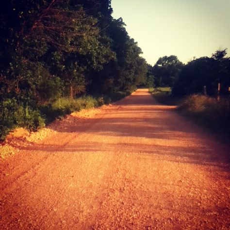 An Oklahoma red dirt road. <3     Defiinitely remember these roads. Red Dirt Country, Road Drawing, Old Country Music, Road Pictures, Four Wheeling, Dirt Roads, Red Dirt, Okie Dokie, Southwest Desert