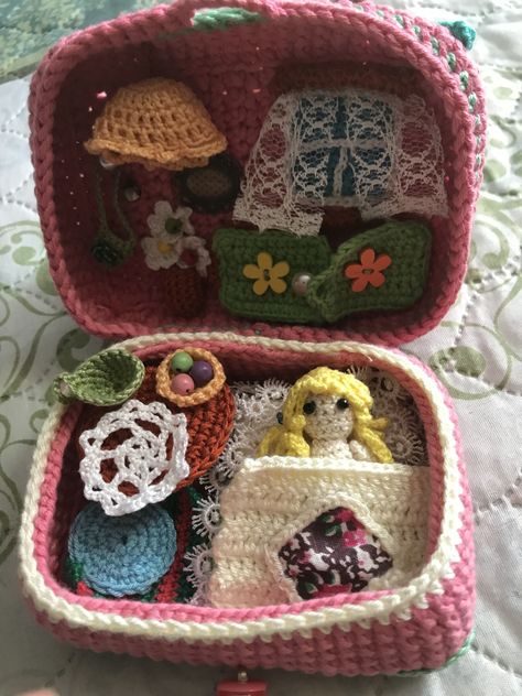 Crochet Doll In Suitcase, Crochet Pocket Dollhouse, Crochet Polly Pocket, Doll House Crochet, Crochet Playset, Crochet Doll House, Crochet Dollhouse, Crochet Furniture, Crochet House