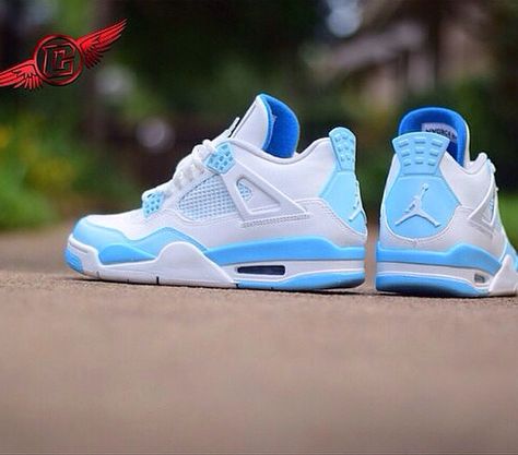 Carolina Blue 4s Sneaker Pics, Обувь Air Jordan, Buty Marki Nike, Nike Air Jordan Shoes, Trendy Shoes Sneakers, Nike Shoes Girls, Jordan Shoes Girls, Jordan Shoes Retro, Custom Nike Shoes