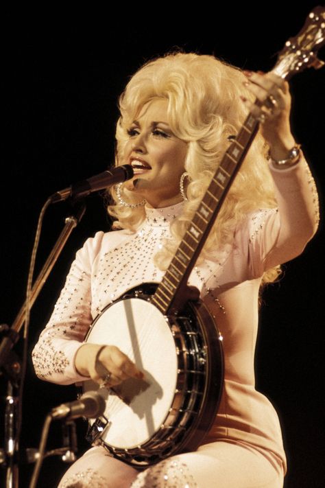 Dolly Parton Photos That Will Give You Life - Vintage Dolly Parton Photos Dolly Parton Tattoos, Dolly Parton Imagination Library, Dolly Parton Costume, Dolly Parton Quotes, Dolly Parton Pictures, Country Music Artists, Country Music Stars, Country Music Singers, Country Stars