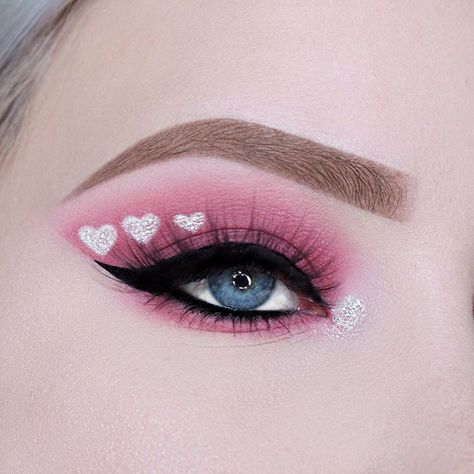 help! I’ve fallen for you and I can’t get up! A second Valentine’s Day look. ❤️ inspired by @maddys.makeup • • • EYE Heart Eyeshadow, Makeup With Eyeshadow, Types Of Makeup Looks, Pink Makeup Tutorial, Holiday Eyeshadow, Applying Eyeshadow, Valentines Makeup, Types Of Makeup, Makeup Product