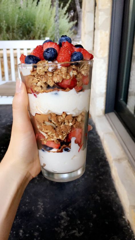 Yogurt and berries parfait 🍓 Healthy Food To Eat, Food For Sleep, Healthy Food Motivation, Healthy Lifestyle Food, Healthy Sweets Recipes, Food Goals, Foods To Eat, Sweets Recipes, Food Obsession