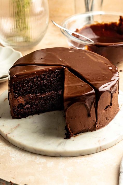 Chocolate ganache cake sliced open. Planet Chocolate, Best Chocolate Ganache, Cookies Recipes Healthy, Chocolate Cake Ganache, Chocolate Ganache Cake Recipe, Oatmeal Cookies Gluten Free, Oatmeal Cookies Recipes, Chocolate Cake Slice, Sliced Cake