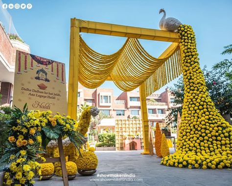 Haldi Decoration Ideas, Haldi Ceremony Decorations, Small Wedding Decor, Simple Stage Decorations, Home Flower Decor, Haldi Decor, Gate Decoration, Wedding Decor Photos, Wedding Entrance Decor