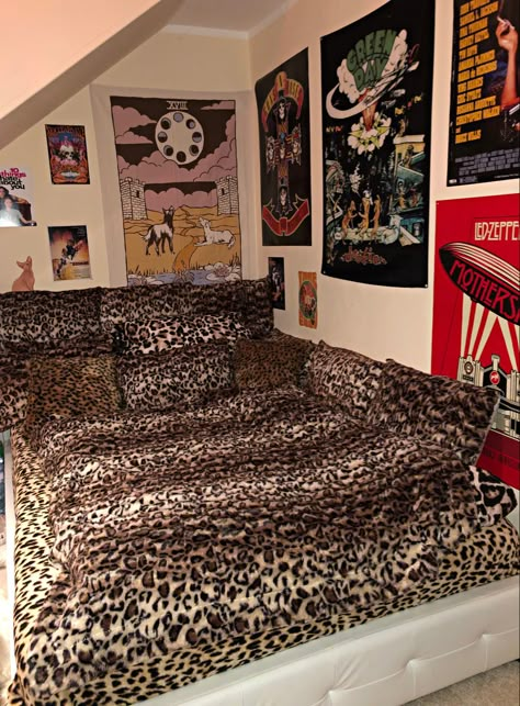 Cheetah Print Bed Sheets, Leo Bedroom Aesthetic, Leopard Print Room Aesthetic, Leopard Print Room Ideas, Red And Cheetah Bedroom, Leopard Room Ideas Bedrooms, Cheetah Print Bedroom Ideas, Cheetah Print Room, Leopard Room Decor