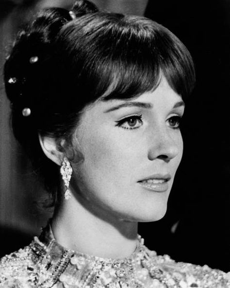 Julie Andrews Movies, Julie Andrews, Celebrity Travel, English Actresses, Vintage Beauty, Classic Hollywood, Old Hollywood, Movie Stars, Actors & Actresses