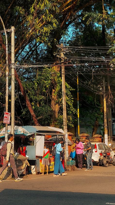 Indian Street Aesthetic, Indian Street Photography, Long Shot Photography, Street Photography People, Basic Aesthetic, Delhi City, Street Background, City Life Photography, Sky Quotes