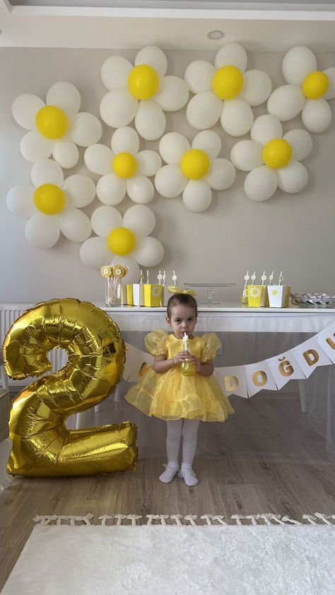 Diy Birthday Decorations For Kids, Cute Birthday Photoshoot, Cute Birthday Photoshoot Ideas, Birthday Photoshoot Ideas, Baby Birthday Photoshoot, Birthday Decorations At Home, Flower Birthday Party, Crafts For Preschoolers, 16th Birthday Decorations