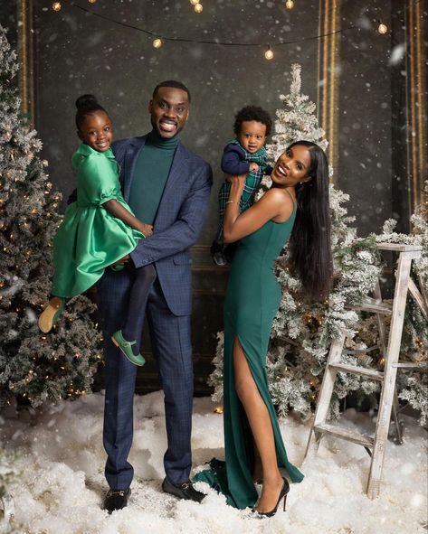 Christmas Photoshoot Ideas Family Outfit, Christmas Pictures Family Outfits Black, Formal Family Christmas Pictures, Christmas Family Photos Black People, Christmas Picture Ideas For Family, Christmas Family Poses, Formal Christmas Pictures Family, Christmas Portraits Family, Black Family Holiday Photos