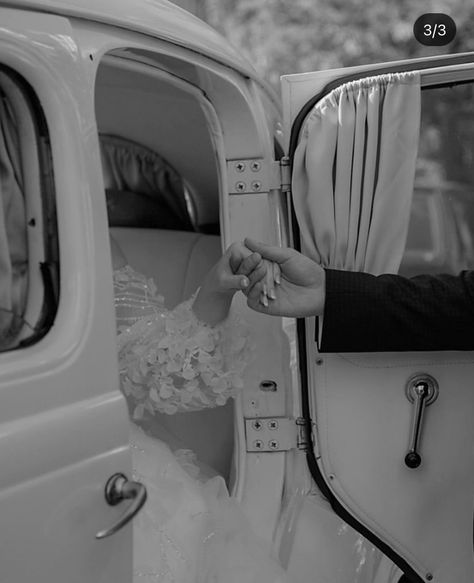 Old Car Wedding Send Off, Car Send Off Wedding, Just Married Old Car, Wedding Classic Car Photo Ideas, Vintage Car Bridal Photos, Wedding Photos With Old Car, Wedding Photo Car, Antique Car Wedding Pictures, Wedding Photo With Car