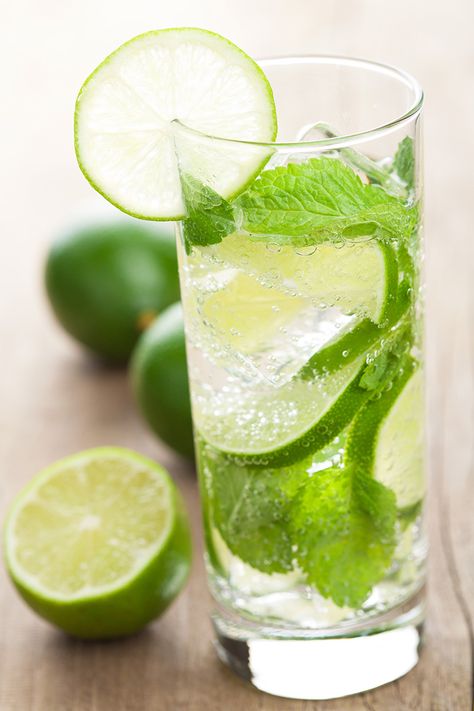 Cuban Mojito, Soju Cocktail, Rum Drinks Recipes, Mojito Ingredients, Classic Mojito, Mojito Recept, Mojito Mocktail, Virgin Mojito, Rum Recipes